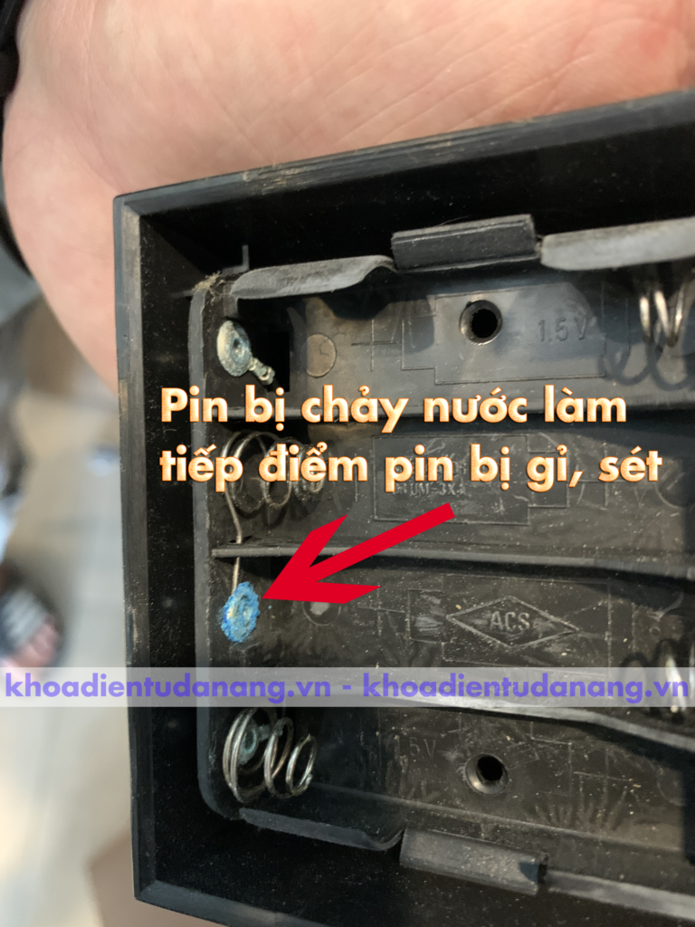 tiếp-điểm-pin-bị-gỉ,-sét