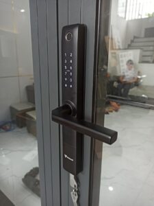 khoa cua nhom Winlock TT 330A(2)