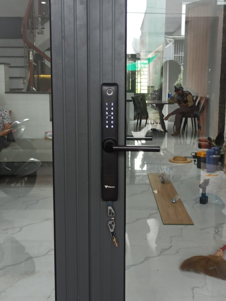 khoa cua nhom Winlock TT 330A(3)