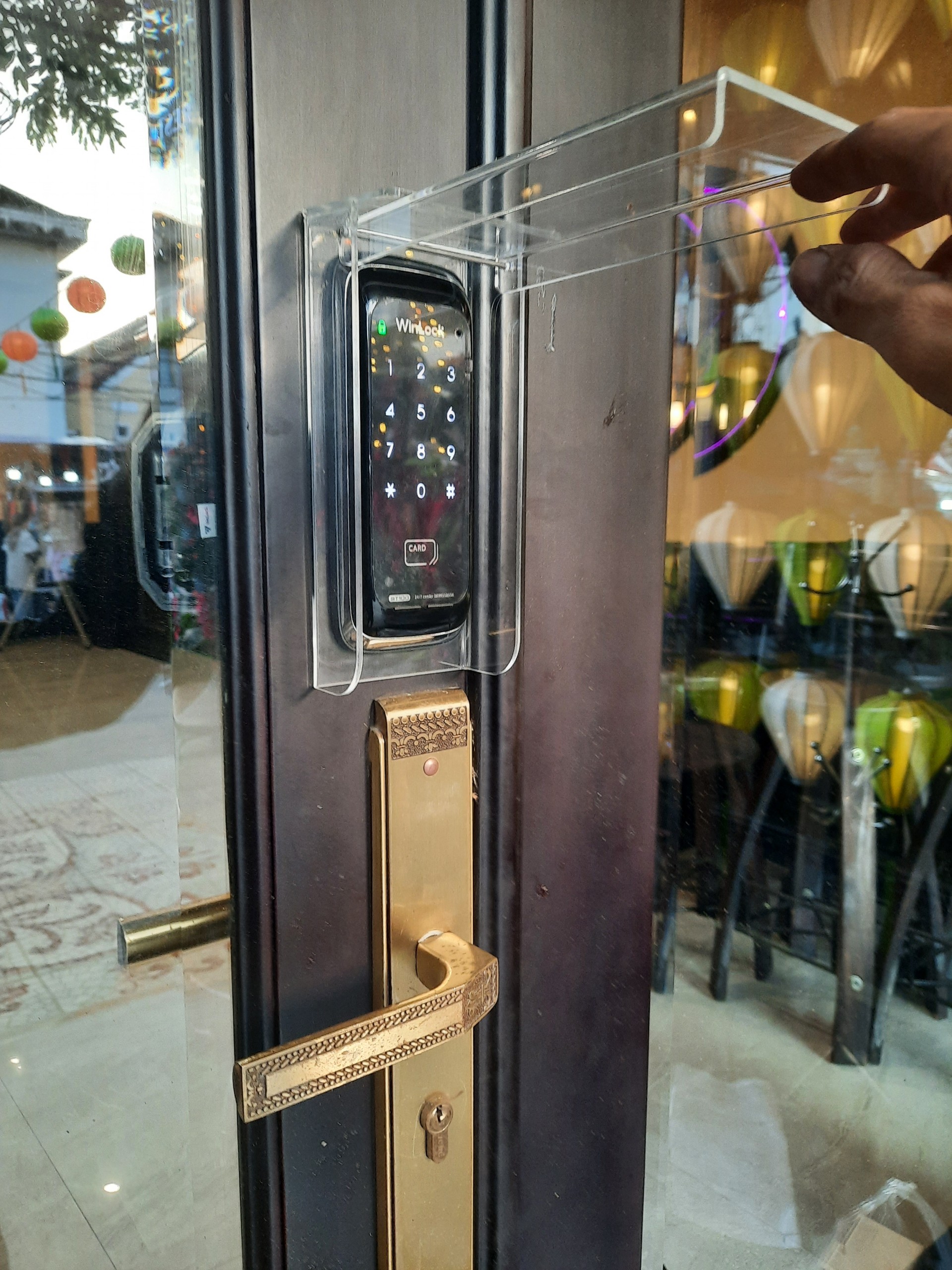 hộp mica che mưa