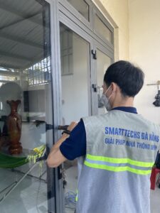 lắp đặt khoá không tay nắm cửa nhôm