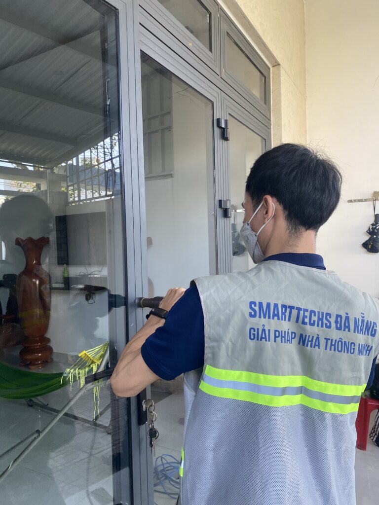 lắp đặt khoá không tay nắm cửa nhôm