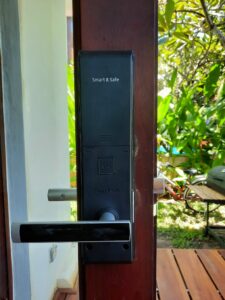 <!-- wp:tadv/classic-paragraph --> <h4>Thông tin công trình:</h4> <ul data-wpmeteor-mouseover="true" data-wpmeteor-mouseout="true"> <li data-wpmeteor-mouseover="true" data-wpmeteor-mouseout="true">Chủ đầu tư: </li> <li data-wpmeteor-mouseover="true">Địa điểm công trình: Đường Nguyễn Văn Linh, Đà Nẵng</li> <li>Dòng khóa lắp đặt: Khóa vân tay cho cửa gỗ <a href="https://khoadientudanang.vn/san-pham/khoa-the-tu-locpro-k300/">Locpro K300</a></li> <li>Cách mở khóa có sẵn: Vân tay, thẻ từ, mã số, chìa khóa cơ</li> <li>Cách mở khóa mở rộng: Điều khiển từ xa (remote control), có thể kết nối với chuông hình để mở cửa bằng chuông hình.</li> </ul> <p>Lưu ý: Với những mẫu cửa gỗ kính kết hợp, nếu đố cửa rộng >10,5cm, các dòng khóa cho cửa gỗ là lựa chọn hợp lý và an toàn bậc nhất</p> <h4>Hình ảnh thực tế khóa cho cửa gỗ Locpro K300Flắp đặt tại công trình</h4> <p><img class="alignnone size-medium wp-image-7096" src="https://khoadientudanang.vn/wp-content/uploads/2023/02/lap-dat-khoa-locpro-k3001-225x300.jpg" alt="lắp đặt khóa locpro k300(1)" width="225" height="300" /></p> <p> </p> <!-- /wp:tadv/classic-paragraph -->