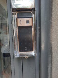 Khóa cửa cổng Epic 730G kết hợp hộp che mưa