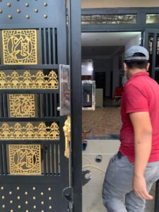 hoàn thiện khóa cho cửa cổng