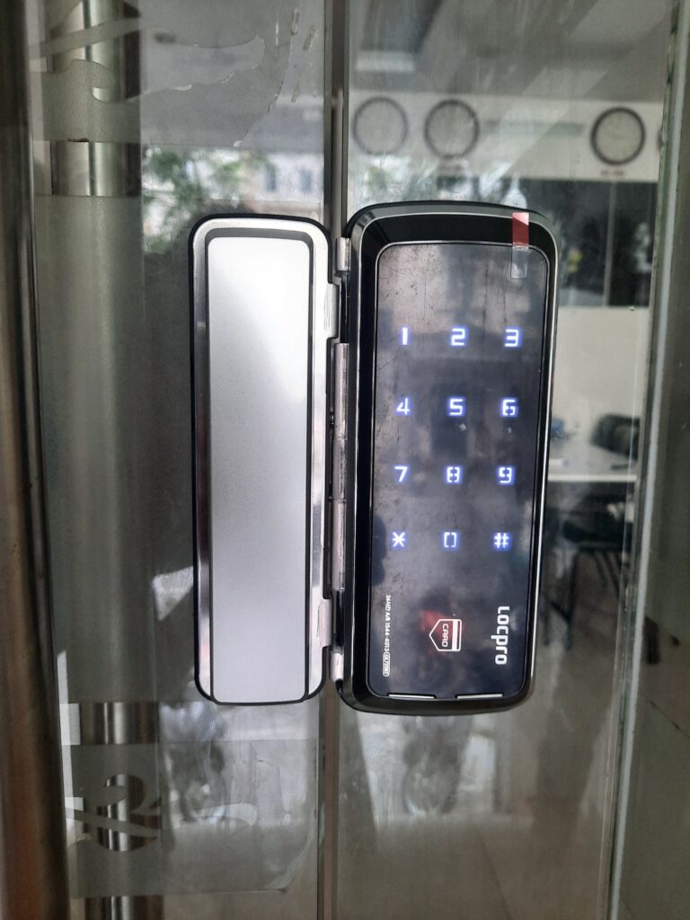 hoàn thiện khóa cửa kính