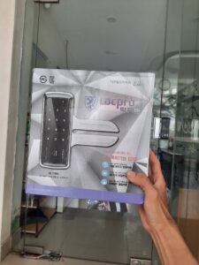 khóa điện tử cửa kính