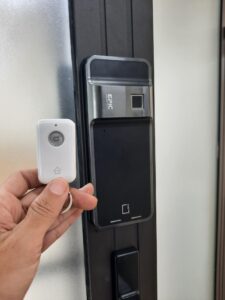 khóa điện tử cửa nhôm