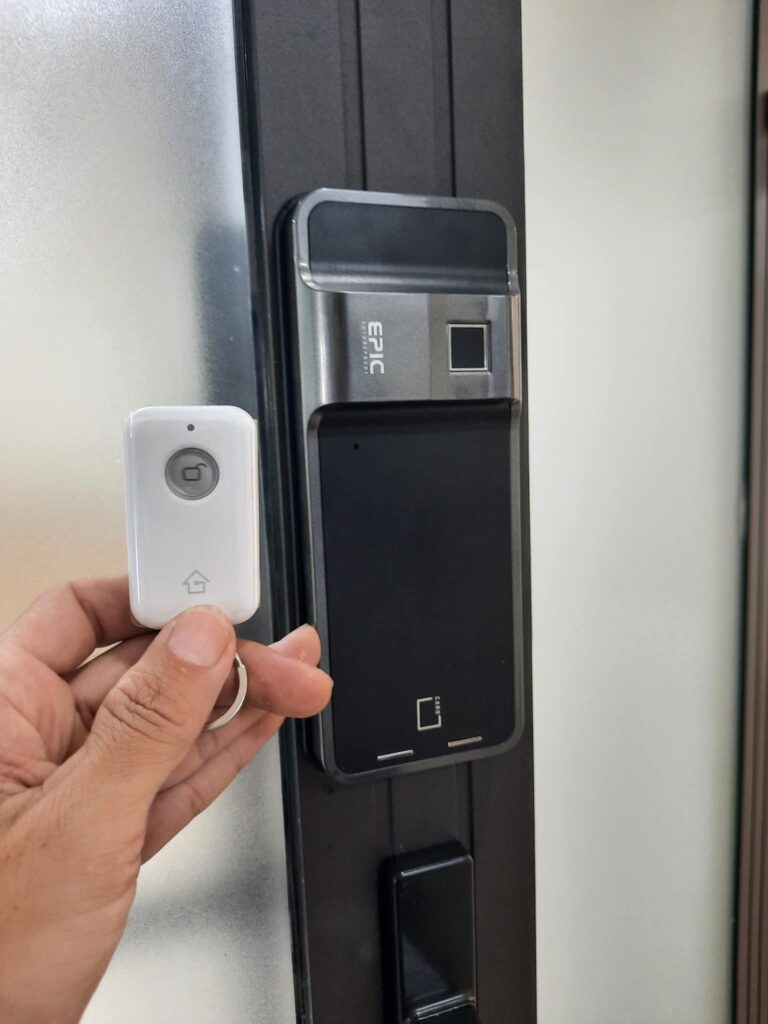 khóa điện tử Hàn Quốc kết hợp điều khiển từ xa