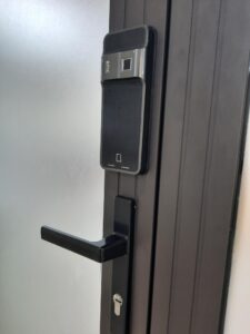 khóa không tay cầm cho cửa nhôm