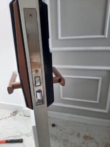 lắp đặt khóa locpro k300