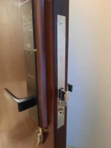 lắp đặt khóa điện tử cửa gỗ