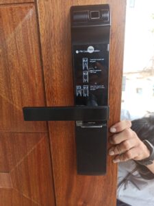 hoàn thiện khóa cửa yale