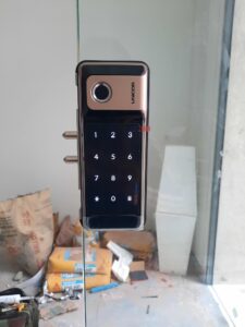 lắp đặt khóa điện tử cửa kính
