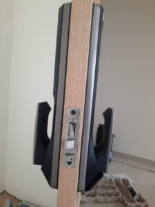 thi công lắp đặt khóa samsung