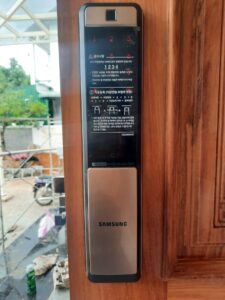 lắp đặt khóa Samsung cho cửa gỗ shp dp 609