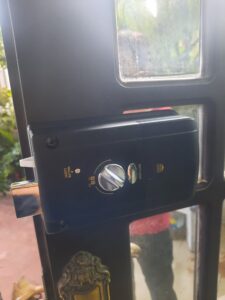 mặt sau khóa epic