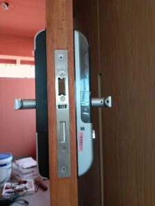 lắp đặt khóa Yale 3109