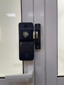 lắp đặt khóa cửa nhôm epic es f501d