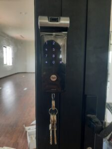 lắp đặt khóa yale cho cửa nhôm