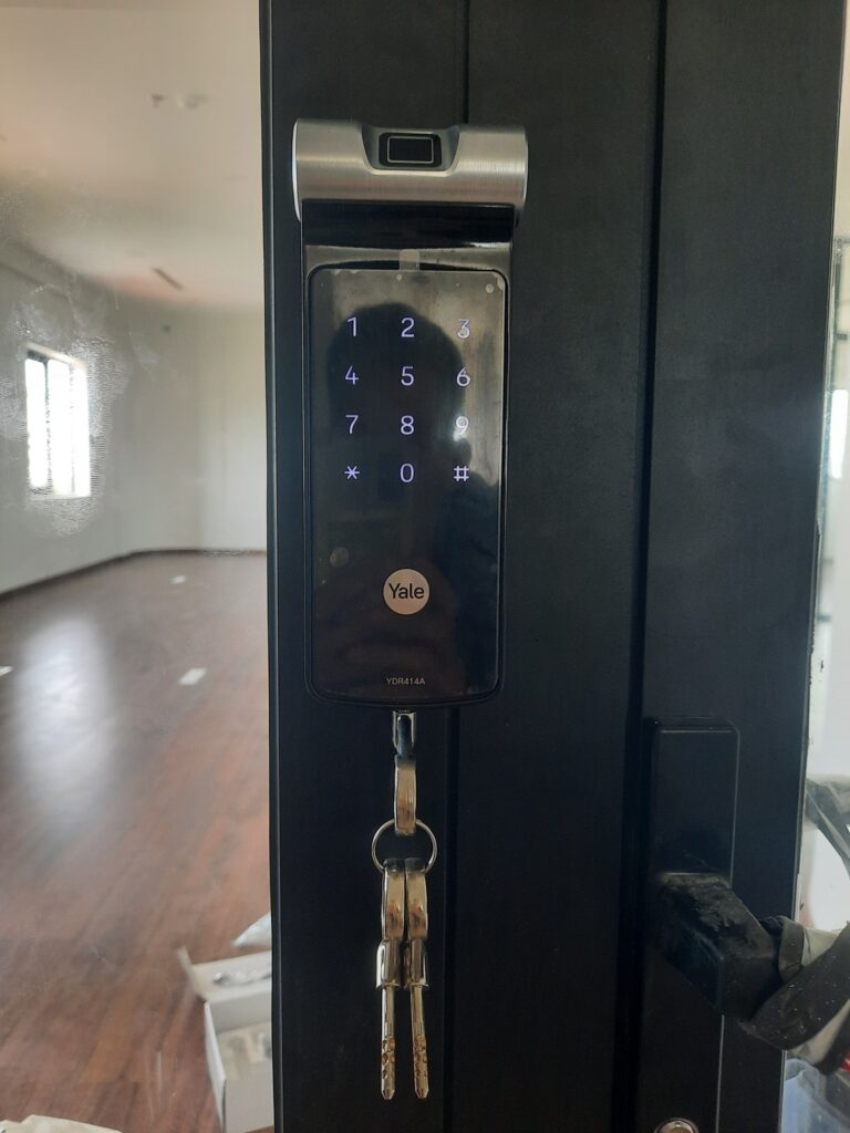 lắp đặt khóa yale cho cửa nhôm