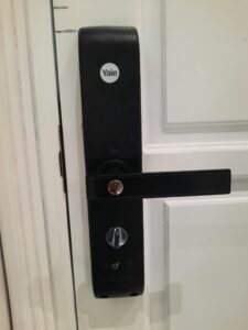 mặt trong khóa Yale