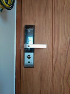 mặt trong khóa Yale