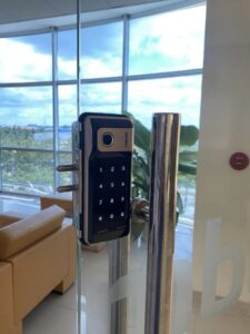 khóa cửa kính Unicor