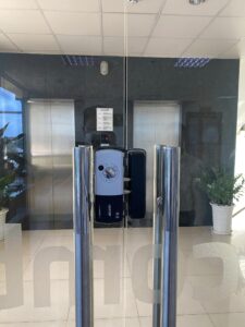 lắp đặt khóa cửa kính