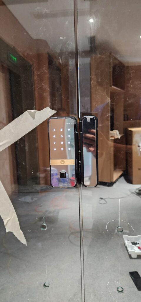 Khóa cửa kính Yale