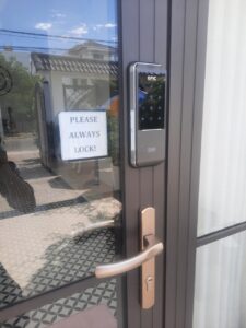 hoàn thiện khóa cửa nhôm