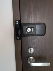 lắp đặt khóa cửa gỗ