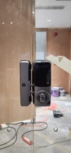 lắp đặt khóa cửa kính YDG 413 cửa kính