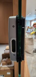 lắp đặt khóa cửa kính Yale