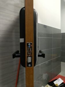 lắp đặt hoàn thiện khóa cửa gỗ