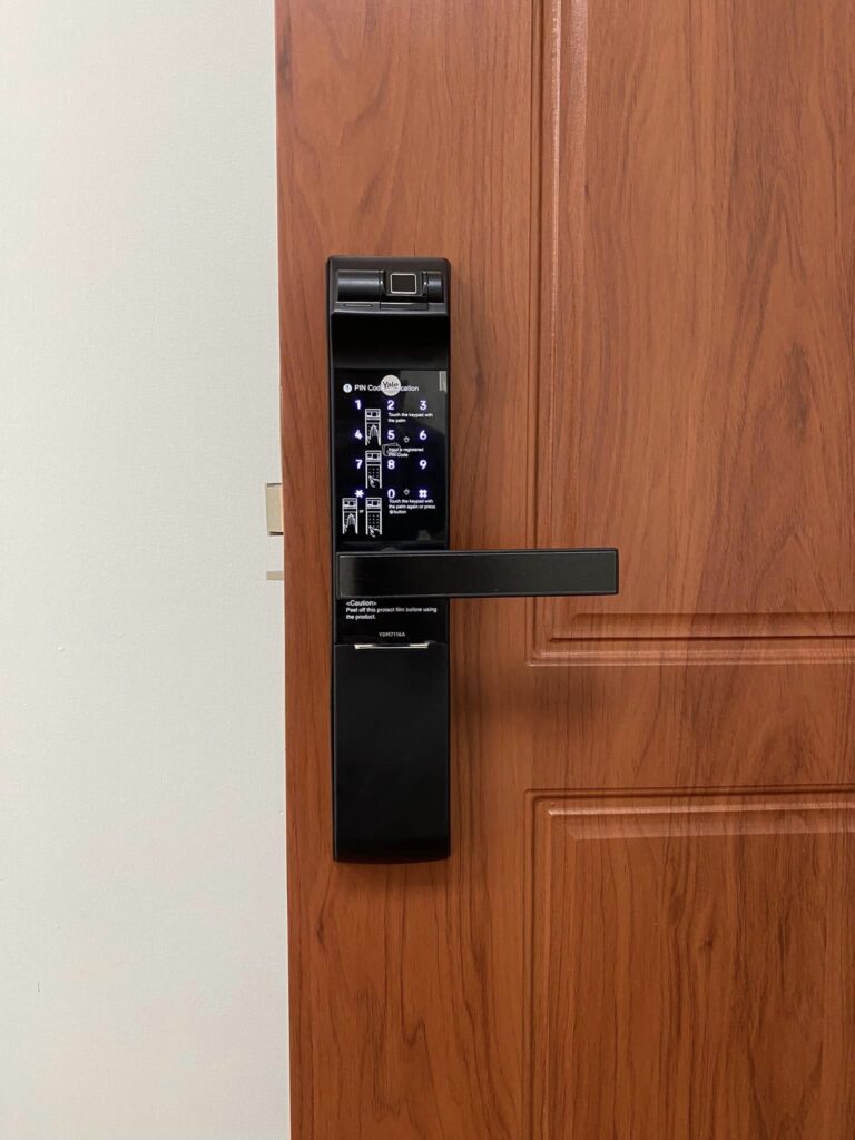 cửa gỗ có thể tương thích với mọi loại khóa điện tử