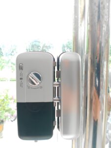 lắp đặt khóa cửa kính