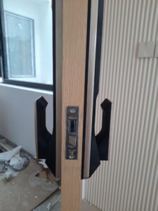 lắp đặt khóa samsung cửa gỗ