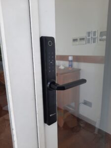 lắp đặt khóa winlock cửa nhôm