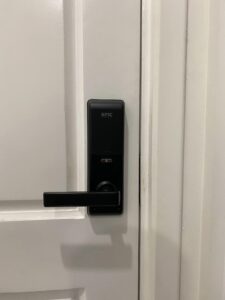 mặt sau khóa epic cửa gỗ