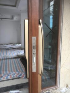 khóa yale luna pro cửa gỗ