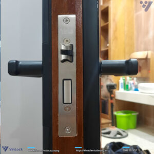 Khóa Yale cửa gỗ