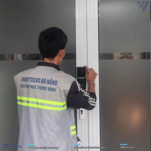 lắp đặt khóa cửa nhôm