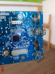 main bị hỏng do sử dụng pin kẽm bị hỏng