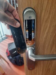 ảnh hưởng của pin kẽm đối với khóa điện tử