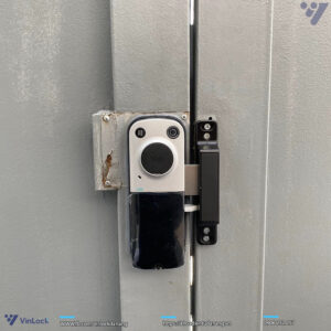 Mặt sau khóa yale cửa cổng