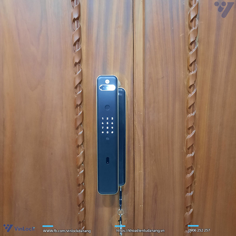 khóa yale luna pro+ cửa gỗ