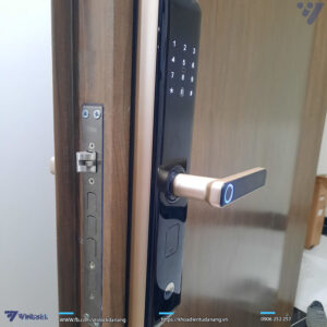 lắp đặt khóa Yale