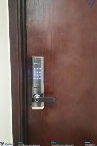 khoa winlock cửa gỗ