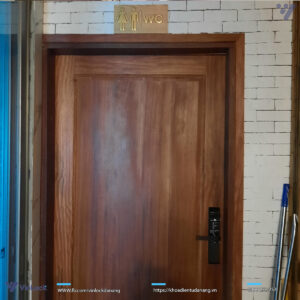 lắp đặt khóa Yale cho cửa gỗ